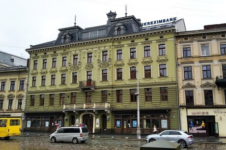 Продаж офісних приміщень Укрексімбанку у центрі Львова 